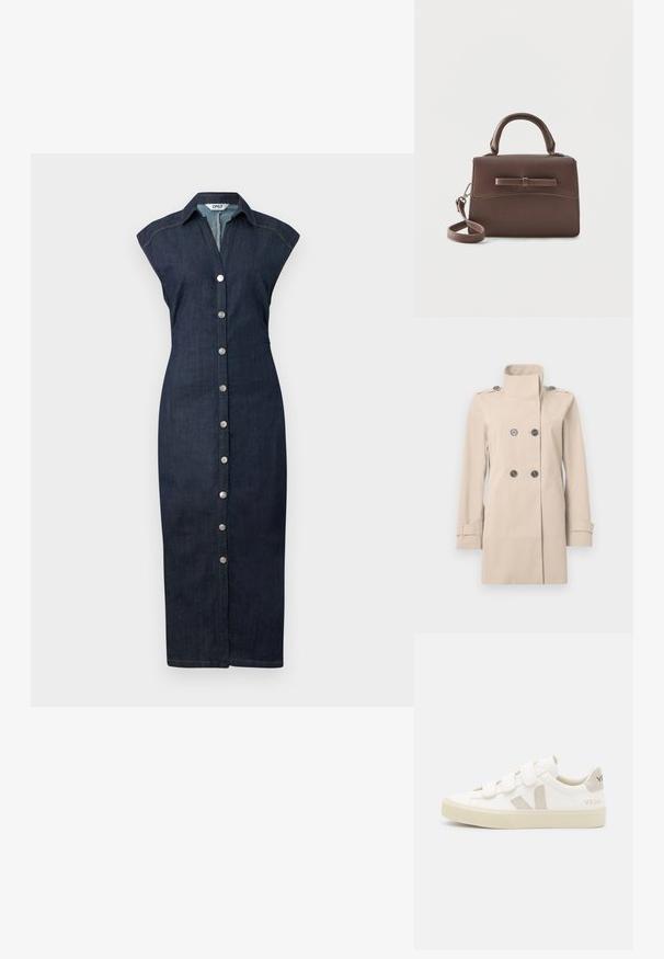 Beige dubbelgeknoopte trenchcoat met hoge kraag, geruite schouderbanden, zijzakken en verstelbare mouwboorden.; Denim jurk met een knoopsluiting aan de voorkant, kraag, mouwen tot op de schouder en een getailleerd silhouet, in een donkere wassing met subtiele stikdetails.; Witte sneakers met klittenbandsluitingen, suède accenten in beige, gestructureerde rubberen zool en een V-logo in grijs. Minimalistisch ontwerp, ronde vorm.; Kleine bruine leren handtas met bovenhandvat, afneembare schouderriem en voorsluiting, geaccentueerd met een horizontale leren riem.