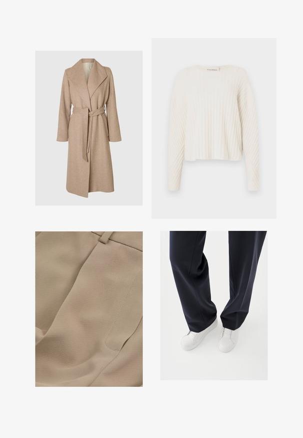Beige lang uldfrakke med brede klapper, bælte i taljen og sidelommer på en simpel hvid baggrund.; CLOSED CREW NECK - Striktrøje - ecru; Reiss PETITE FIT - EDEN ELASTICATED WAIST WIDE - Bukser - mink neutral; Hvide sneakers med teksturerede gummisåler og flade snørebånd, kombineret med mørkeblå bukser i løs, glat stof og skræddersyet pasform.