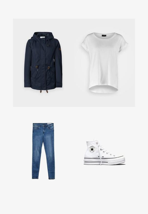 Chaqueta con capucha de color azul marino con cremallera frontal, cordones ajustables en la cintura y el dobladillo, bolsillo en el pecho con cremallera y bolsillos laterales con solapa.; Camiseta blanca de manga corta con cuello redondo, dobladillo trasero ligeramente más largo, tejido de algodón suave y mangas enrolladas. Sin estampados visibles.; Vaqueros de mezclilla azul oscuro con un ajuste clásico skinny. Incluyen cinco bolsillos, cremallera y un sutil efecto de desgaste para dar textura.; Zapatilla blanca de caña alta Converse Chuck Taylor All Star con parche de logo negro y cordones blancos, presentada sobre fondo blanco.