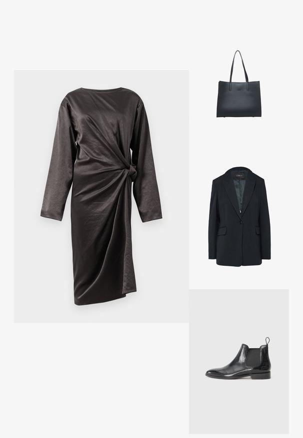 Zwarte blazer met een geconstrueerde revers, enkele knoopsluiting, twee voorzakken en een zachte textuur. Minimalistisch ontwerp met een getailleerde pasvorm.; Donkergrijze lange mouwen jurk met een hoge halslijn, voorzien van een gedraaide voorkant en een soepele stoftextuur. Geen zichtbare sluitingen.; Zwarte leren Chelsea-boot met elastische zijpanelen, een gladde afwerking, ronde neus en een trekloop aan de hiel. Kenmerkt zich door subtiele branding.; Zwarte leren tote bag met twee lange hengsels en een subtiel logo, gecentreerd vlak bij de bovenkant.
