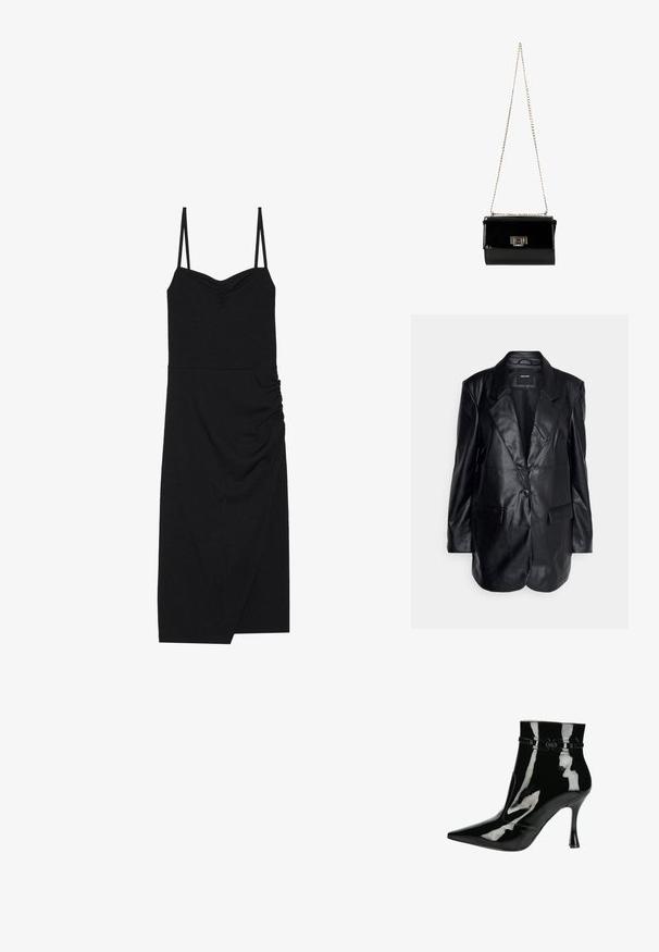 Vero Moda Tall VMOLIVIA - Kurzmantel - black; Schwarzes geripptes Kleid mit dünnen verstellbaren Trägern, einem herzförmigen Ausschnitt, seitlichen Raffungselementen und einem asymmetrischen Saum. Hergestellt aus elastischem Stoff.; Schwarze Lackleder-Ankle Boots mit spitzer Zehenpartie, glänzender Oberfläche, eleganten Design und schmalem Stiletto-Absatz. Dekorative Riemenakzente.; Schwarz glänzende Handtasche aus Lackleder mit einem goldenen Kettenriemen, rechteckige Form, mit einem Verschluss mit Klappe und einem metallischen Logo-Akzent.