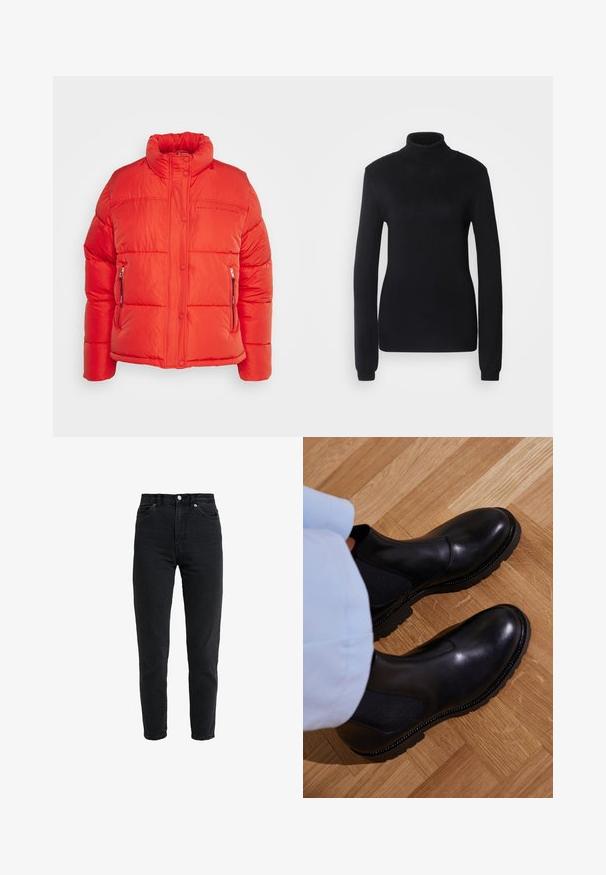 Replay Vinterjakker - red fire; Sort turtleneck sweater lavet af et blødt strikstof, med lange ærmer og en tætsiddende silhuet, der har ribbet krave og kant.; High-waist sort denim jeans med forreste knap og lynlås, to forlommer og en tilspidset ben foran på en hvid baggrund.; Sorte ankelstøvler lavet af glat læder med elastiske sidepaneler, en tekstureret gummisål og kontraststing langs kanten.