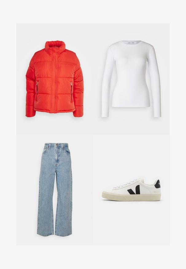 Replay Vinterjakker - red fire; Hvid langærmet skjorte lavet af ribbet stof, med runde udskæring og tætsiddende pasform. Ingen mønstre eller accenter er til stede.; Lyseblå vidde denimjeans med høj talje, frontknap, lynlås og femlomme-design på ensfarvet baggrund.; Hvide lædersneakers med sort gummiv V-logo. Tekstureret off-white sål, hvide snørebånd og bagside med brandnavn i sort.