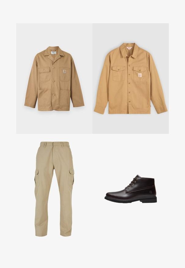 Lichtbruine katoenen werkjas met vier voorzakken, knoopsluiting en een klein logo op de bovenste rechterzak.; Tan button-up shirt met lange mouwen, twee borstzakken en een klein label. Gemaakt van katoen met een gladde textuur en een klassiek kraagontwerp.; Beige cargopants van katoen-twill, met meerdere zijzakken, een recht model en een ritssluiting met beltloops.; Donkerbruine leren veterschoenen voor de enkels met zwarte zool en subtiel merklogo aan de zijkant, zijaanzicht tegen een witte achtergrond.