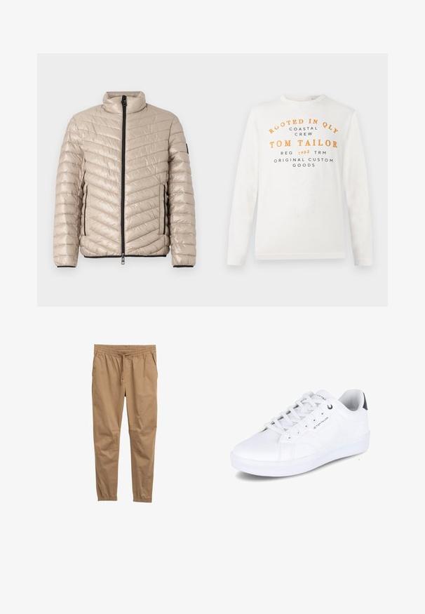 TOM TAILOR LIGHTWEIGHT JACKET - Ελαφρύ μπουφάν - light cashmere; Λευκό πουκάμισο με μακριά μανίκια που έχει πορτοκαλί και μαύρο κείμενο που γράφει "Rooted in QLY Coastal Crew Tom Tailor Reg 1962 TRM Original Custom Goods" μπροστά.; Καφέ παντελόνι από βαμβακερό μείγμα με ελαστική ζώνη, ρυθμιζόμενο κορδόνι και μανσέτες σε σχήμα κώνου. Λείο υλικό, χωρίς ορατά σχέδια ή μεταλλικές λεπτομέρειες.; Λευκό αθλητικό παπούτσι, λείο συνθετικό υλικό, χαμηλός σχεδιασμός, στρογγυλή μύτη, έξι τρύπες κορδονιών, λεπτομέρεια λογοτύπου στο πλάι, αντίθετο σκούρο χρώμα στη φτέρνα.