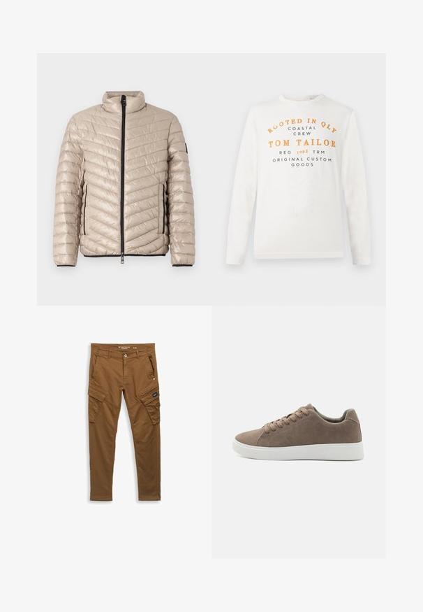 TOM TAILOR LIGHTWEIGHT JACKET - Veste mi-saison - light cashmere; Chemise blanche à manches longues avec un texte orange et noir indiquant "Rooted in QLY Coastal Crew Tom Tailor Reg 1962 TRM Original Custom Goods" sur le devant.; Pantalons cargo droits marron avec bouton avant, passants de ceinture, poches latérales et arrière, et fermetures à rabat sur les poches de cuisse.; Baskets en daim marron avec des semelles en caoutchouc blanc plat, design lacé, bout rond et texture lisse. Style minimaliste avec des détails de couture subtils.