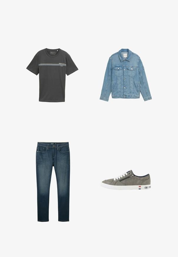 Lyseblå denimjakke med klassisk krave, frontlukning med knapper, to brystlommer og syet detaljer. Lange ærmer med knapmanchetter.; Grå bomulds T-shirt med korte ærmer, rund hals, med vandrette striber i blå, hvid og grøn over brystet, logo trykt.; Mørkeblå denimjeans med slim fit, fem-lomme design og kontrasterende gyldne syninger. Lysblegede områder på forsiden af lårene og en ren kant.; Grå lavtop-sneaker med hvide snørebånd, sidelås og hvid sål med røde, hvide og blå striber samt Tom Tailor-branding.