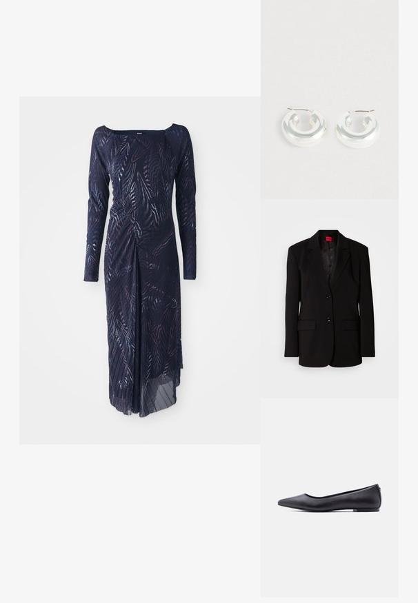 Sort blazer med hakkede revers, to forlommer, to knapper og en mønstret inderfor. Fremstillet af glat stof.; Langærmet, mørkeblå kjole med et bladmønster, der har en indsugget talje og en svømmede nederdel, som hænger til den ene side.; Sort flad lædersko med spidst tåparti og lav hæl, vist i sideprofil mod en hvid baggrund.; Sølvfarvede øreringe med en glat, rundet form. Fremstillet af reflekterende materiale, med en diskret buet form og en metalhængsel.