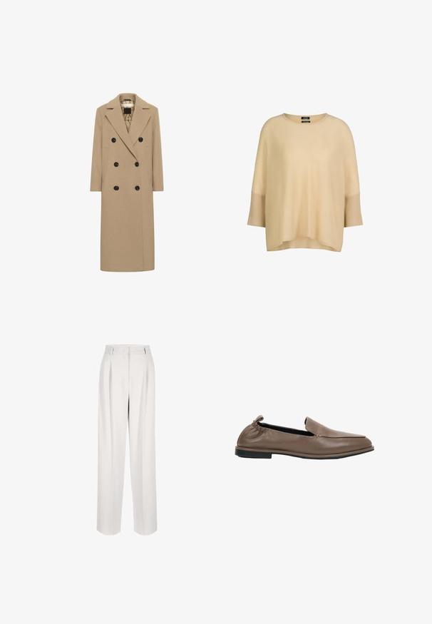 Beige Wollmischung Doppelreiher mit Reverskragen, schwarzen Knöpfen und Seitentaschen. Gerader Schnitt und mittellanges Design. Gefüttertes Innenfutter.; Beigefarbener Strickpullover mit lockerem Schnitt, Rundhalsausschnitt und weiten halblangen Ärmeln mit gerippten Bündchen, präsentiert auf weißem Hintergrund.; Weiße hochgeschnittene plissierte Hose mit Gürtelschlaufen, geradem weitem Bein und Falten auf der Vorderseite.; Brauner Leder-Slipper mit flacher schwarzer Sohle und gerafftem elastischem Fersenbereich, von der Außenseite auf weißem Hintergrund gezeigt.