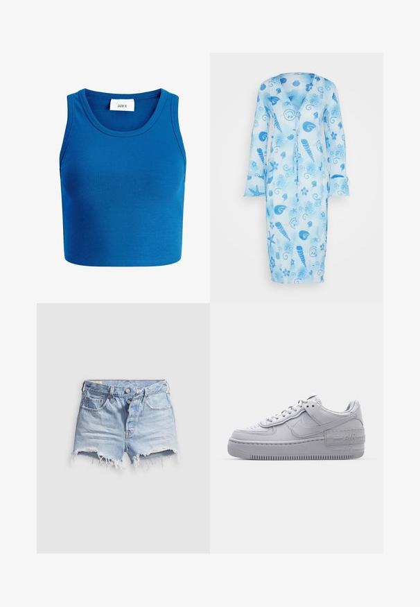 Envii KORFU - Veste légère - under water; Top court bleu à côtes avec décolleté large, design sans manches, et une étiquette portant la mention "JJXX" située au centre du décolleté.; Shorts en denim bleu clair avec bords effilochés, cinq poches et fermeture à boutons. La texture est douce avec un aspect légèrement usé.; Basket en cuir lisse gris Nike Air Force 1 avec un bout perforé, une semelle épaisse et un détail 'AIR' en relief sur le talon.
