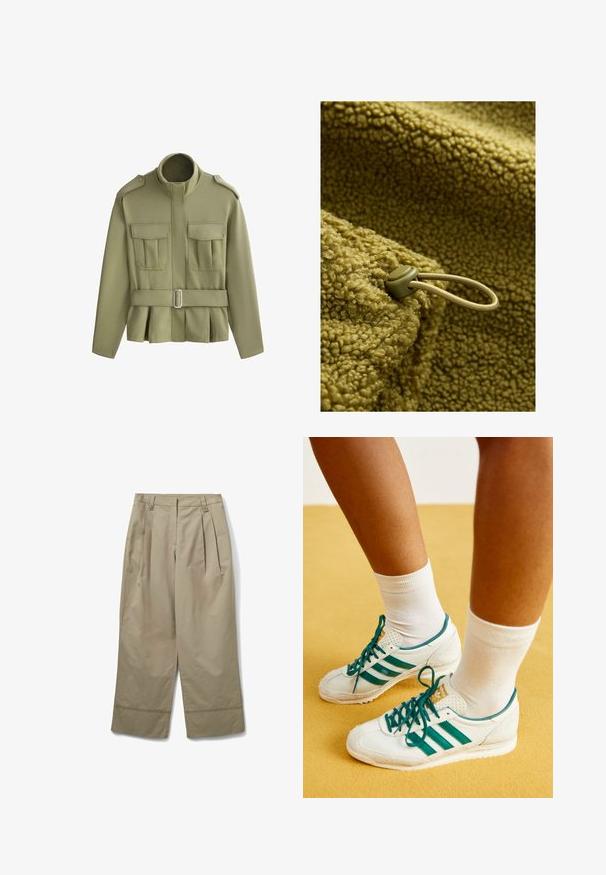 Olivengroen militair jasje met opstaande kraag, twee voorflapzakken, schouderepauletten en een ceintuur in de taille.; Gestructureerde olijfgroene fleece met een zachte, knobbige oppervlakte. Inclusief een trekkoord met toggles voor aanpassing en bevestiging.; Beige wijde broekspijpen met hoge taille, voorplooien, riemlussen en gestikte zomen, platliggend op een witte achtergrond.; Witte sneakers met groene strepen en veters, met een gestructureerde neuskap en een gewatteerde kraag, gedragen met witte crew-sokken op een gele ondergrond.
