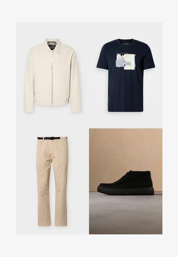 Beige jas met ritssluiting en kraag, lange mouwen, twee zijzakken, elastische tailleband en een klein patch op de linkermouw.; Navyblauwe katoenen T-shirt met korte mouwen, voorzien van een gelaagde grafische print in lichte kleuren en tekst in het midden.; Beige broek met rechte pijpen, zwarte verstelbare riem, elastische tailleband aan één kant en een voornaad als detail.; Zwarte enkelboots van zacht materiaal, met een ronde neus, minimale veters en een gestructureerde rubberen zool met verticale groeven.