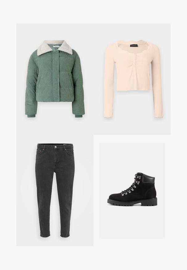 Grüne Cord-Steppjacke mit einem plüschigen, cremefarbenen Kragen, Frontverschluss und zwei Seitentaschen. Durchgehend gerippte Textur.; Langärmliges, kurz geschnittenes Oberteil aus weichem beigen Stoff. Mit spitzenbesetztem Ausschnitt und Knopfleiste vorne, ergänzt durch geraffte Stoffdetails.; Schmal geschnittene schwarze Jeans aus Denim mit vorderem Knopf und Reißverschluss, Gürtelschlaufen und fünf Taschen, auf einem schlichten hellen Hintergrund präsentiert.; Schwarzer Wildleder-Ankle Boot mit gepolstertem Kragen, Metall-Schuhhaken, dicker Gummisohle und robustem Profil, von der Außenseite auf weißem Hintergrund betrachtet.