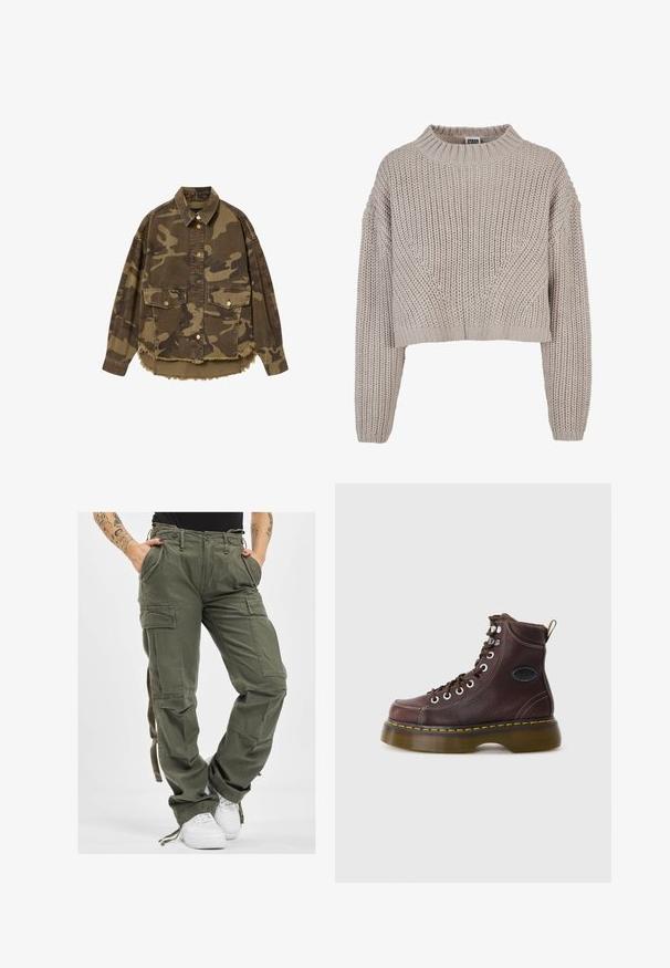 Braun-grüne Camouflage-Jacke mit Knopfleiste, zwei vorderen Klappentaschen und ausgefranstem Saum.; Beiger grob gestrickter, kurz geschnittener Pullover mit langen Ärmeln und geripptem Rundhalsausschnitt sowie Bündchen.; Olivgrüne Cargo-Hosen mit mehreren Taschen, Kordelzugbund und lockerer Passform. Der Stoff hat eine weiche Textur und wirkt robust und langlebig.; Braune Leder-Ankle-Boots mit strukturierten Oberflächen, silbernen Ösen und gelben Nähten. Verfügt über eine robuste, transparente Sohle und eine Zuglasche.