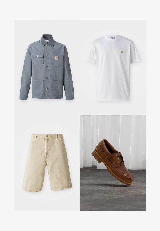 Veste de travail grise à boutons avec quatre poches avant, une poche à rabat avec un bouton, patch logo Carhartt sur la poche poitrine, et col en velours côtelé.; T-shirt en coton blanc à manches courtes, col rond, avec un petit logo doré sur la poitrine gauche. Texture douce et coupe régulière.; Shorts en denim beige avec une coupe droite, cinq poches, fermeture à bouton et zip à l'avant, et un léger délavage sur le tissu.; Chaussure de bateau en cuir marron avec des lacets noirs, des coutures beiges et une semelle robuste, suspendue au-dessus d'un sol en béton gris.