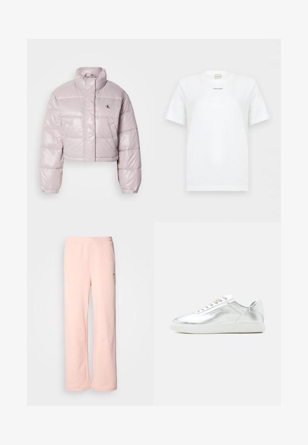 Gekürzte Pufferjacke aus glänzendem, hellrosa Stoff, mit hohem Kragen, diagonalen Nähten und einem kleinen schwarzen Logo auf der Brust.; Weißes T-Shirt mit kurzen Ärmeln und Rundhalsausschnitt, mit kleinem schwarzem "Calvin Klein" Logo mittig auf der Brust, einfarbiger Hintergrund.; Rosa Baumwoll-Sweatpants mit weitem Beinsaum, elastischem Bund und minimalen Nahtdetails. Verfügt über ein kleines Logo-Tag an der Seite.; Niedriger Sneaker in metallischem Silber mit weißer Sohle und Schnürsenkeln, glatter Struktur und dezent geprägtem Branding an der Seite.
