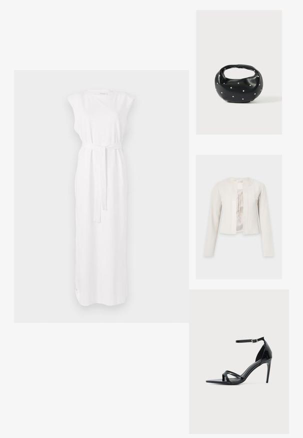 Roomkleurig cropped jasje met lange mouwen en een ronde hals, voor open met een zijdeachtige binnenvoering.; Witte, mouwloze maxi-jurk met een riem in de taille, met een zachte textuur en een rechte silhouet. Eenvoudig ontwerp zonder patronen.; Zwarte lakleren sandalen met hoge hak, dunne enkelband, open teen en minimalistisch ontwerp op een effen lichte achtergrond.; Zwarte leren handtas met een afgeronde vorm, versierd met zilveren studs, en een korte handgreep. Gladde textuur en ritsluiting.