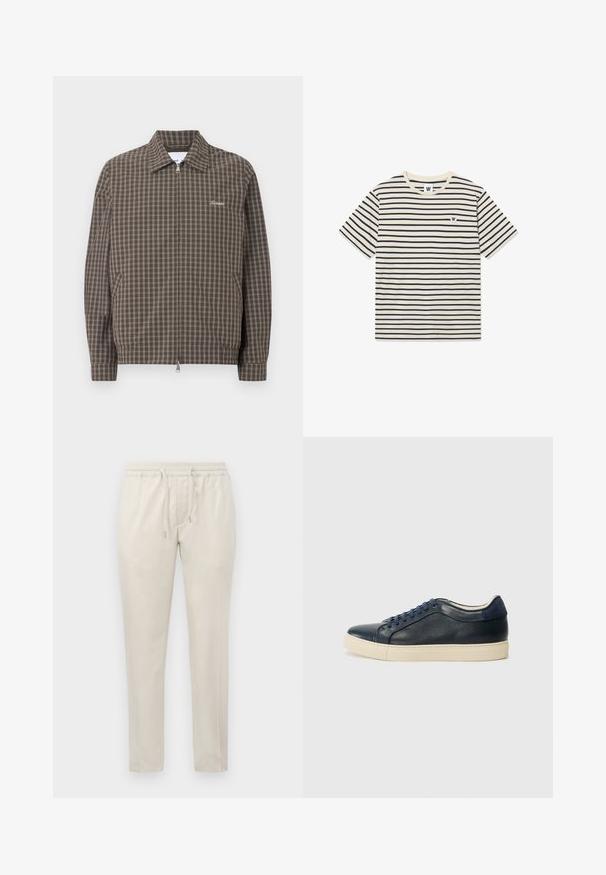 Bruine jas met ritssluiting, wit ruitpatroon, puntige kraag, zijzakken en kleine witte geborduurde tekst op de borst.; Gestreept T-shirt in crème en marine, met korte mouwen, ronde hals en een klein logo op de linkerkant van de borst. Zacht katoenen materiaal.; Beige, lichte broek met een elastische tailleband en koord. Rechte pijpen en geen zichtbare zakken, afgewerkt met een zachte textuur.; Marineblauwe leren sneaker met een crèmekleurige rubbersole, voorzien van blauwe veters en een gladde textuur. Ronde neus en minimalistisch ontwerp.