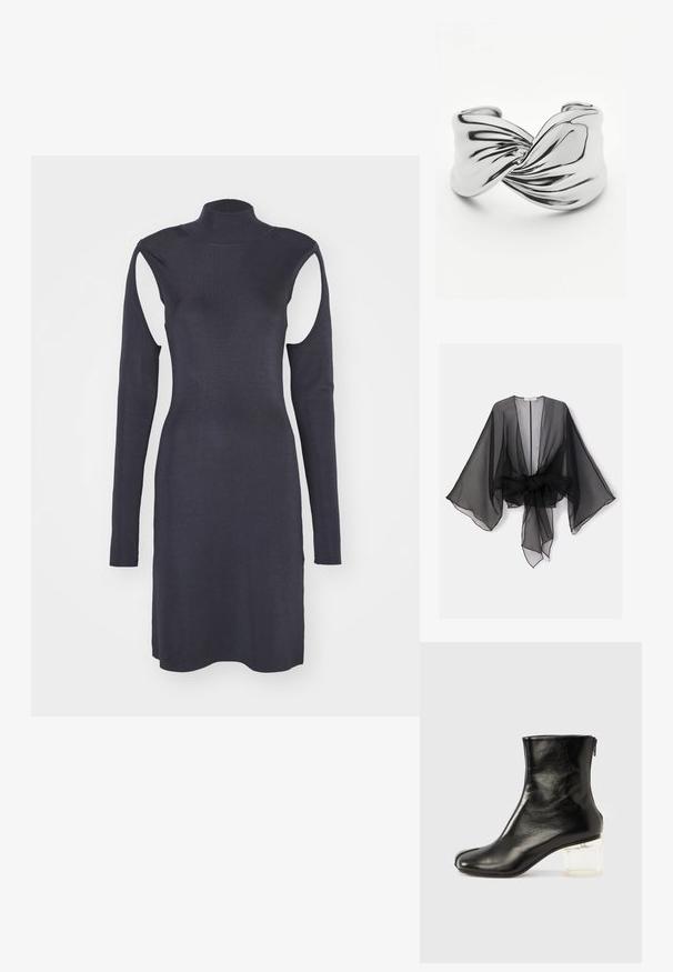 Sort gennemsigtig kimono med brede ærmer og et bindedetalje ved taljen. Stoffet er let og har en flydende, gennemsigtig tekstur.; Marineblå ribbet kjole med høj krave, lange ærmer og skulderudskæringer. Tætsiddende design med lige kant. Glat tekstur.; Sort ankelstøvle i læder med rundet tå og klar blokhæl. Har lynlås i siden og en glat mat finish.; Skinnende sølv manchetarmbånd med et snoet, krøllet design, der skaber en knudeeffekt i midten.