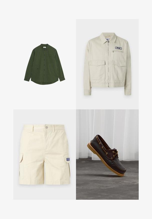 Beige denimjakke med lynlås, to forlommer og en lille logopatch. Struktureret design med krave og lange ærmer.; Langærmet skjorte i mørkegrønne og marineblå lodrette striber, med en knappet krave, lomme på venstre bryst og en buet kant.; Beige cargoshorts med knaplukning foran, bæltestropper og klaplommer på hver side, hvoraf den ene har en Red Bull Racing-logo patch.; Mørkebrun læder bådsko med lysebrun sål og snøre detaljer, vinklet over en grå gulv med hvide gardiner i baggrunden.