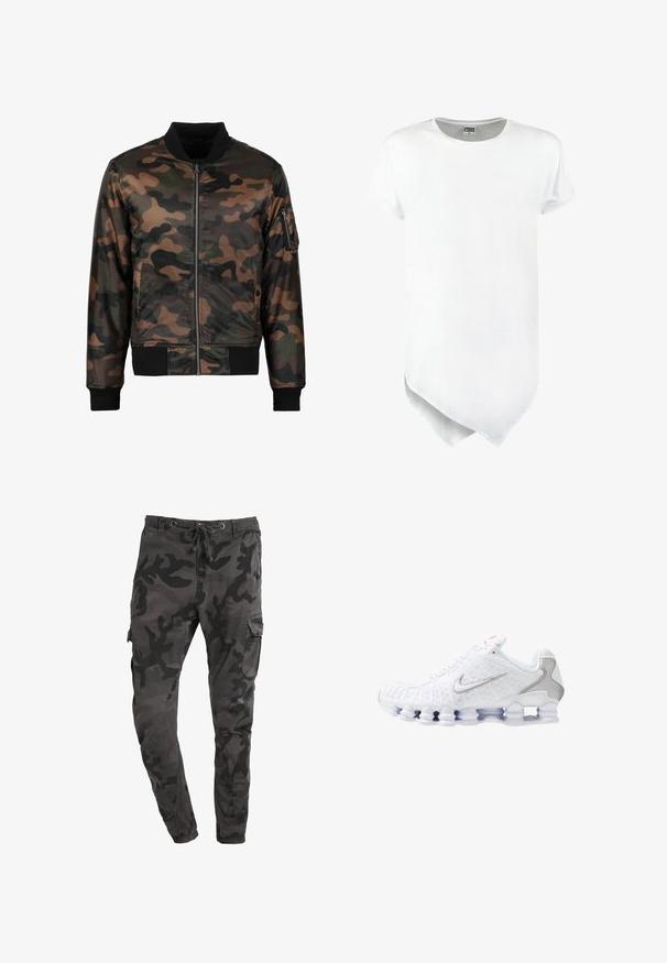 Camouflage bomberjack in tinten van groen, bruin en zwart. Rits aan de voorkant, ribbelkraag en -manchetten, zak met rits op de linkermouw.; Korte mouw witte t-shirt met een ronde halslijn en een asymmetrische zoom, gemaakt van een katoenen mixstof met een gladde textuur.; Camo cargobroeken in donkergrijs met een relaxte pasvorm, voorzien van een trekkoord in de taille, zijzakken en een gladde katoenen textuur.; Witte sportschoenen met een gestructureerd bovenwerk, een zilveren swoosh-logo, meshpanelen en een opvallende gesegmenteerde witte zool.