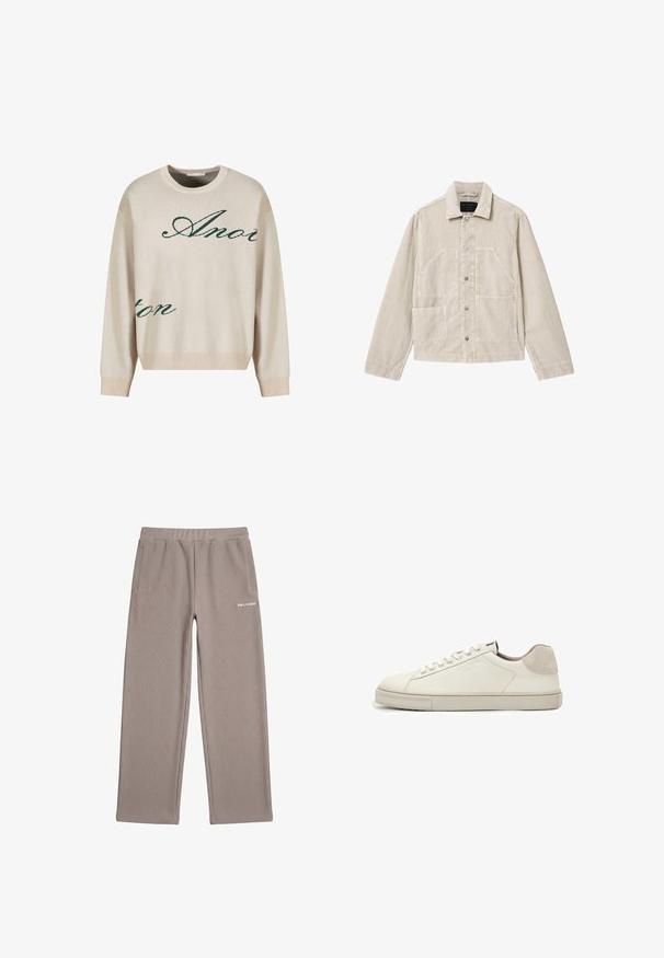 Beige fløjlsjakke med knaplukning foran, to store skrå brystlommer, en mindre lomme nederst til venstre og en klassisk krave.; Beige strikket sweater med grønne kursiverede bogstaver. Ribbet halsudskæring og manchetter, afslappet pasform, med blød tekstur.; Taupe ribstrikkede bukser med elastisk taljebånd, sidelommer, vide ben og hvidt "PEGADOR" logo på højre hofte.; Hvid lavtopet lædersneaker med hvide snørebånd, let struktureret sål og lys grå ruskinds-hælpatch, sideudsigt.