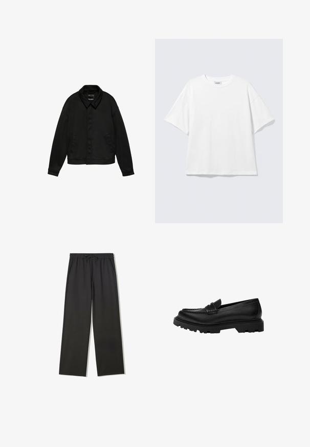 Zwarte jas met lange mouwen, kraag en twee zijzakken, verborgen knoopsluiting aan de voorkant en zoom in de taille, weergegeven op een witte achtergrond.; Witte oversized T-shirt met korte mouwen, ronde hals en verlaagde schouders, plat op een lichtgrijze achtergrond.; Zwarte broek met elastische taille, trekkoord en zijzakken, voorzien van een losse pasvorm en rechte pijpen.; Zwarte leren loafer met een robuuste, gestructureerde zool. Heeft een decoratieve gestikte rand en een lage hak voor een eigentijdse uitstraling.