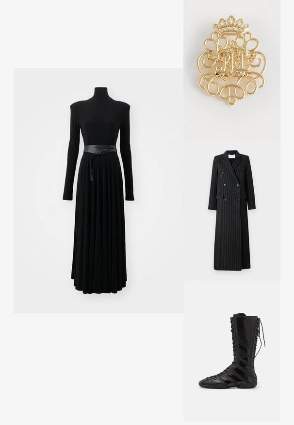 Doppeltknopf langer Mantel aus schwarzem Stoff mit dezenten Nadelstreifen. Verfügt über fein eingeknöpfte Revers, seitliche Taschen und Knopfdetails.; Norma Kamali SHOULDER PAD TURTLE FLARED DRESS TO MIDCALF - Jerseykleid - black; Schwarze High-Top-Stiefel aus glänzendem synthetischem Material, mit einem aufwändigen Schnürdesign und diagonalen Streifenakzenten an den Seiten.; Goldfarbener Metall-Anstecker mit kunstvollen Scrollarbeiten und einem Kronenmuster an der Spitze, mit den prominent dargestellten Initialen "PL" in der Mitte.