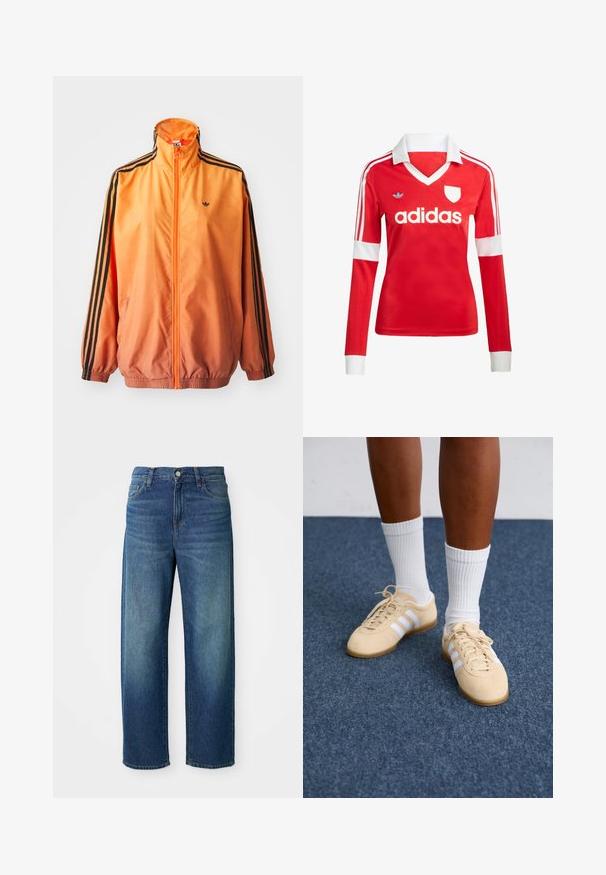 Orangene Gradient-Trackjacke aus glattem Stoff mit schwarzen Streifenakzenten, hohem Kragen und elastischen Bündchen sowie einem Frontreißverschluss.; Rotes Fußballtrikot mit langen Ärmeln, weißem Kragen und weißen Ärmelbündchen. Es hat drei weiße Streifen auf den Schultern und das "adidas"-Logo ist auffällig platziert.; Blaue Jeans aus Denim, weit geschnitten, mittelhoher Bund, dezente Ausbleichungen, im fünf-Taschen-Stil, mit Knopf- und Reißverschluss, gerader Saum.; Person mit beigen Adidas Sneakers mit weißen Streifen und weißen Socken, der auf einem blauen Teppichboden steht.