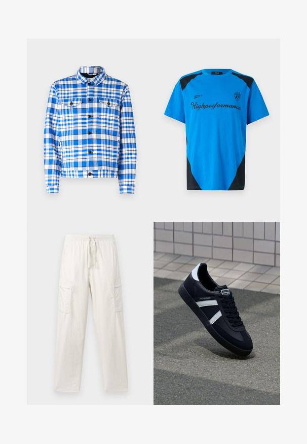 Karoblaues und weißes Hemd mit Kragen, ausgestattet mit zwei vorderen Taschen, schwarzen Knöpfen und einer weichen Stoffstruktur.; Replay SHORT SLEEVE GRAPHIC - T-Shirt print - azzurro; Hellebeige Cargo-Hosen aus Baumwollmischung; mit elastischem Bund, Kordelzug und zwei seitlichen Taschen für zusätzlichen Nutzen.; Schwarze Leder-Sneaker mit weißen Streifen, strukturiertem Gummisohle und Schnürung. Verfügt über ein Markenetikett auf der Zunge.