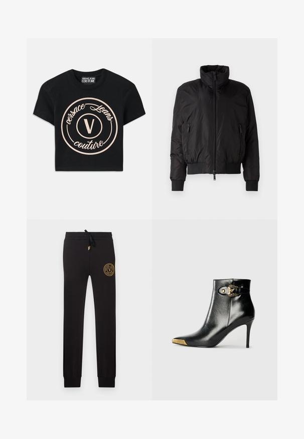 Chaqueta acolchada negra con cuello alto, cierre frontal de cremallera y dos bolsillos laterales con cremallera. Cuenta con puños elásticos y un diseño corto.; Camiseta de algodón negra con un gran logo circular beige que presenta "Versace Jeans Couture" y una "V" central en una fuente elegante. Con mangas cortas.; Pantalones jogger negros de corte ajustado con cintura ajustable con cordón y parche con el logo dorado de Versace Jeans Couture en la parte superior del muslo izquierdo.; Botín negro hasta el tobillo fabricado en cuero brillante, con punta puntiaguda, tacón de aguja y detalles dorados con una hebilla decorativa.