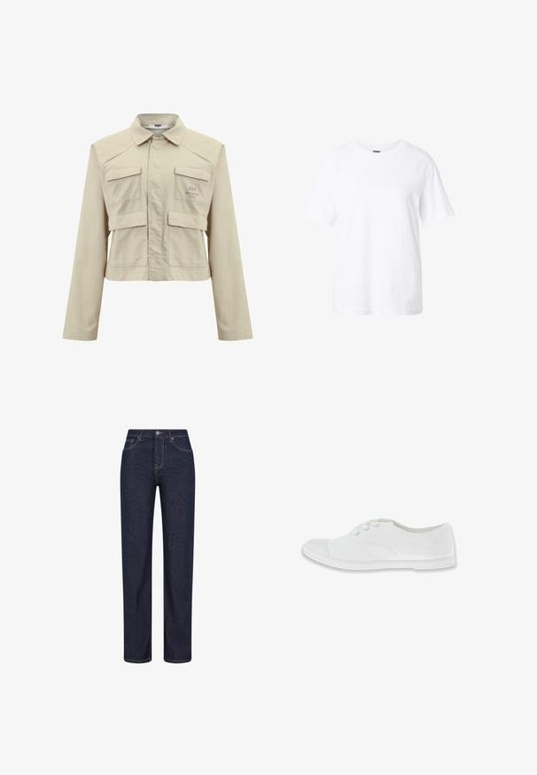 Beige cropped jakke lavet af bomuld med lange ærmer, to forlommer og et diskret logo trykt på venstre bryst. Glat tekstur.; Enkelt hvid t-shirt med korte ærmer og rund hals, afslappet pasform og lille label inde i kraven.; Mørkeblå jeans med lige ben, forlommer, bæltestropper og en knaplukning i taljen.; Hvid canvas sneakers med flad gummisål, rund tå og snørelukning. Har syninger i detaljerne og en tekstureret ydersål.
