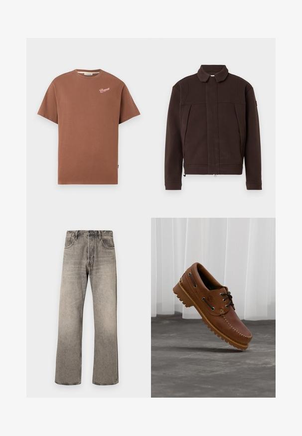 Bruine jas van zacht materiaal, met een kraag, een rits aan de voorkant en twee zijzakken met minimalistische naden en ontwerp.; Bruine T-shirt met korte mouwen en ronde hals, met het "Pompeii" logo in witte schrijfletters op de bovenste linkerkant van de borst.; Lichtgrijze, wijde jeans van denim met een vervaagde afwerking. Voorzien van een traditionele vijf-pocket ontwerp en een riemlus tailleband.; Bruine leren bootschoen met zwarte veters, beige stiksel en een robuuste zool, zwevend boven een grijze betonnen vloer.