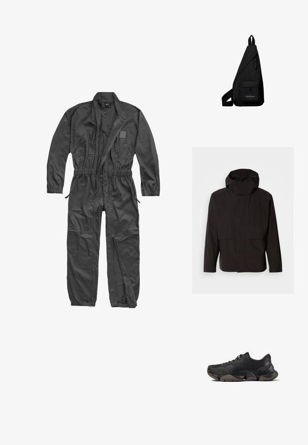 Chaqueta negra con capucha que presenta un diseño minimalista, cierre de cremallera y dos bolsillos frontales. Está hecha de una tela suave y ligera.; Mono negro de manga larga con cremallera frontal, cintura y puños elásticos, múltiples bolsillos con cremallera y cuello mao con botón a presión.; Zapatilla deportiva negra con suela texturizada, parte superior de cuero y gamuza, cuello acolchado y cierre con cordones, mostrada en perfil lateral.; Bolso bandolera triangular negro con bolsillo frontal con cremallera con el logo de Calvin Klein y correa ajustable.