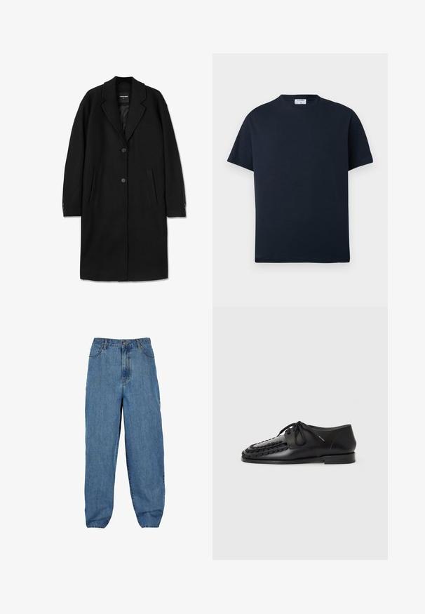 Sort uld frakke med kniplingskrave, enkeltknappet design, to forlommer og knapmanchetter. Glat tekstur og skræddersyet pasform.; Sort T-shirt med korte ærmer og rund hals, med en lille hvid etiket inde i kraven, der viser mærkenavnet.; Lyseblå denimbukser med høj talje, bred ben-design, fem-lomme stil og lukning med knap og lynlås.; Sorte lædersko med en flettet design på tåen, rund snørelukning og en flad, kompakt sål. Glat tekstur hele vejen igennem.