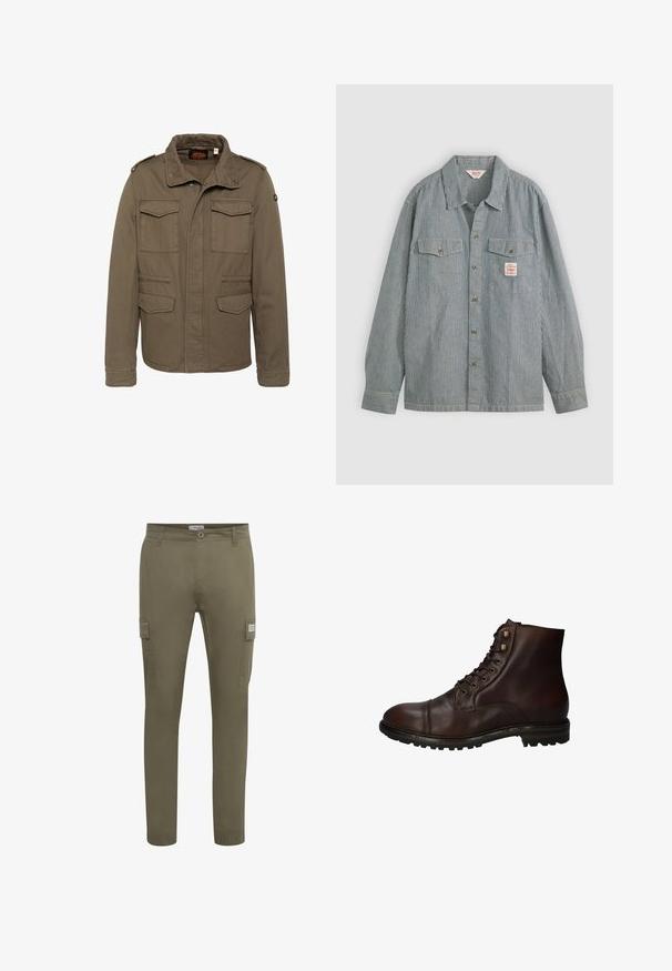 Chaqueta militar para hombre en verde oliva con cuatro bolsillos con solapa, hombreras y cuello mao con botones de presión.; Camisa de botones a rayas en azul y blanco, con cuello, dos bolsillos en el pecho y una pequeña etiqueta. Hecha de un tejido ligero.; Pantalones cargo verde oliva fabricados con un tejido ligero, con un corte recto, bolsillos laterales y puños elásticos en los tobillos.; Bota de tobillo de cuero marrón oscuro con cordones, suela de goma resistente y ojales de metal, vista desde el lado exterior.