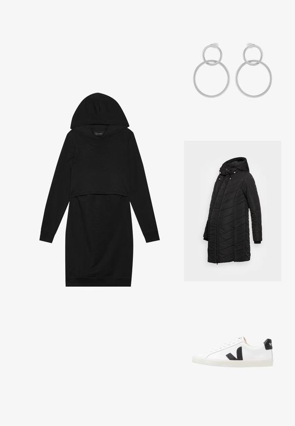 JoJo Maman Bébé LONGER PUFFER - Krátky kabát - black; Čierna pulóvrová šaty s kapucňou, dlhými rukávmi a skráteným strihom. Vyrobené z mäkkej tkaniny s hladkou textúrou a rebrovanými manžetami.; Biele tenisky s čiernym logom V, vyrobené z hladkej koženej vrchnej časti, s okrúhlou špičkou, šnurovaním a kontrastným čiernym pätovým tabom.; Strieborné kovové náušnice s dvoma prepojenými kruhmi, jeden väčší a jeden menší, s jemne brúseným povrchom a zarážkami na zatlačenie.