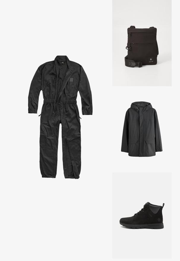 Zwarte waterdichte jas met capuchon, met een voorflap die de ritssluiting bedekt en twee grote voorzakken.; Brandit BRANDIT HERREN EINSATZKOMBI - Jumpsuit - black; Zwarte hoge laarzen van suède en synthetische materialen, met een gestructureerd oppervlak, vetersluiting en rubberen zool met grip.; Compact zwarte schoudertas met verstelbare schouderband, twee horizontale ritssluitingen en een klein merkembleem op de rechteronderkant.