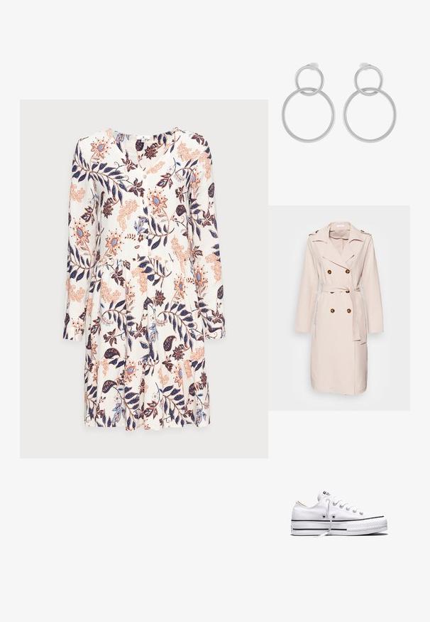 Beige trenchcoat van gladde stof, met een dubbele sluiting, grote knopen en een ceinture taille. Lange mouwen en een reverskraag.; TOM TAILOR DRESS WITH FLOUNCE - Jurk - white; Witte lage canvas sneaker met witte veters, zwarte strepen op de zool en een rubberen, getextureerde neuskap, zijaanzicht op een witte achtergrond.; Zilveren metalen oorbellen met twee in elkaar grijpende cirkels, een grotere en een kleinere, met een geborstelde afwerking en schroefsluitingen.