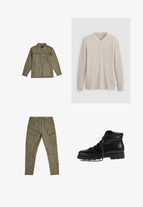 Olivegrüne Hemdjacke mit langen Ärmeln, zwei großen aufgesetzten Fronttaschen und Knopfverschluss in der Mitte.; Langärmliges Henley-Shirt aus leicht beigem Rippstoff mit V-Ausschnitt, Knopfleiste mit drei Knöpfen und angeschnittenen Ärmeln. Roter Logo-Tag am Saum.; Olivgrüne Cargo-Hosen aus strapazierfähigem Stoff, mit mehreren Taschen, einer Reißverschlusstasche auf der Vorderseite und verstärkten Nähten. Größe 32/34.; Schwarze Lederwanderschuhe mit einem gepolsterten Kragen, grauen Schnürsenkeln, Metallschlingen und einer robusten Gummisohle mit tiefen Profilen für besseren Halt.