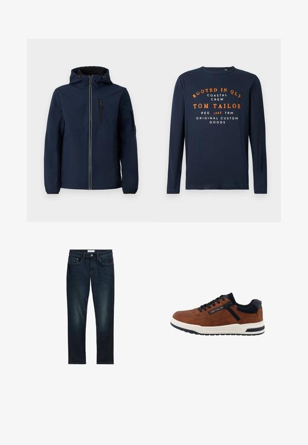 Navyblaue Softshell-Jacke mit Reißverschluss vorne, verstellbarem Kapuzenbereich, seitlichen Taschen und elastischen Bündchen. Glatte Textur mit stromlinienförmigem Design.; Marineblaue Langarmshirt mit Rundhalsausschnitt, bedruckt mit orangefarbenem und weißem Text: "VERWURZELT IN QLY COASTAL CREW TOM TAILOR 1962 ORIGINAL CUSTOM GOODS."; Dunkelblaue Denim-Jeans mit slim Fit, ausgestattet mit fünf Taschen, einem Knopfverschluss und subtilen Ausbleichungen auf der Vorderseite für eine strukturierte Optik.; Brauner Ledersneaker mit schwarzen Schnürsenkeln, weißer Sohle, schwarzem Mesh-Kragen und seitlichem Reißverschlussdetail mit "Tom Tailor"-Branding.