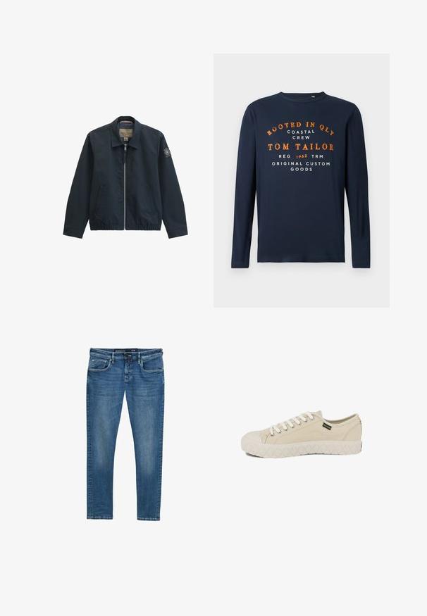 Donker marineblauw jack met rits en kraag, twee voorzakken, elastische boord en een ronde patch op de linker mouw.; Navyblauwe longsleeve t-shirt met ronde hals en oranje en witte tekst: "ROOTED IN QLY COASTAL CREW TOM TAILOR 1962 ORIGINAL CUSTOM GOODS."; Blauwe spijkerbroek met een rechte pijp, vijf zakken, subtiele wassing op de bovenbenen en een taillebandlabel dat maat 31/32 aangeeft.; Beige canvas sneakers met een rubberen neuskap, witte veters en een gestructureerde rubberen zool met een diamantpatroon. Merkembleem aan de zijkant.
