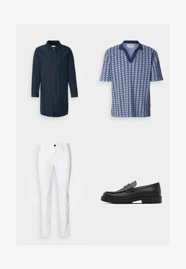 Marineblauwe regenjas met een rechte snit, knoopsluiting, zijzakken en lange mouwen van glad, waterafstotend materiaal.; Scotch & Soda PRINTED RELAXED FIT - Poloshirt - faded denim; Witte denim jeans met een rechte pijpdesign, klassieke vijf-pocket stijl, metalen knoopsluiting en subtiele stikseldetails.; Zwarte leren instappers met een ronde neus, voorzien van een gestikt ontwerp, een lage platformzool en een gestructureerde, grof rubberen buitenzool.