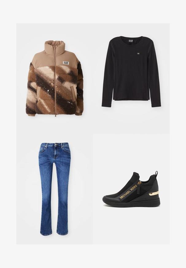 Brun og beige fleece puffer jakke med diagonal farveblokke, høj krave, frontlynlås, elastiske manchetter og EA7 Emporio Armani logo patch.; Sort langærmet top lavet af blødt materiale. Har en rund halsudskæring og et lille logo på venstre bryst. Glat tekstur, afslappet pasform.; Blå denimjeans med lige snit, fem-lomme design, messingknaplukning og subtil slid, der tilføjer tekstur.; Sorte atletiske sneakers med mesh-paneler, gulllogo-detaljer, slip-on design og en kilehæl for ekstra højde. Gummisål.