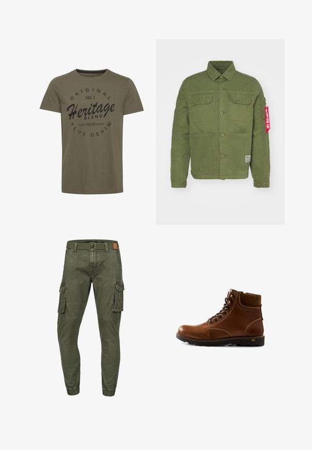Groene katoenen jas met twee voorzakken, knoopsluiting en een rood stoffen label op de mouw. Heeft een kraag en schouderdetails.; Olijfgroen katoenen t-shirt met ronde hals, voorzien van zwarte bedrukte tekst: "Original No. 1 Heritage Blend Claim Your Rights" in een circulair ontwerp.; Olijfgroene cargobroek met elastische manchetten, zijflappzakken, voorzakken, ceintuurlussen en een zwarte riem met knoopsluiting.; Leren enkellaars in bruin met gevoerde kraag, vetersluiting en robuuste zwarte zool, ontworpen voor buitenavonturen.
