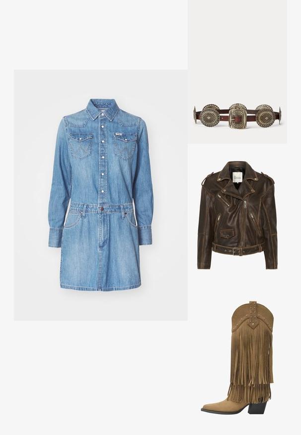 Veste de motard en cuir brun foncé avec fermeture éclair asymétrique, poches zippées, taille ceinturée, épaulettes et col à revers.; Robe chemise en denim bleu clair, avec un col, des manches longues, deux poches poitrine et une taille cintrée. Présente des coutures et des boutons contrastants.; Botte de cowboy en daim beige avec des franges superposées, des clous métalliques sur le haut, un bout pointu et un talon empilé noir.; Ceinture en cuir marron avec de grandes conchos en métal argenté ornées et une boucle rectangulaire argentée avec des motifs embossés.
