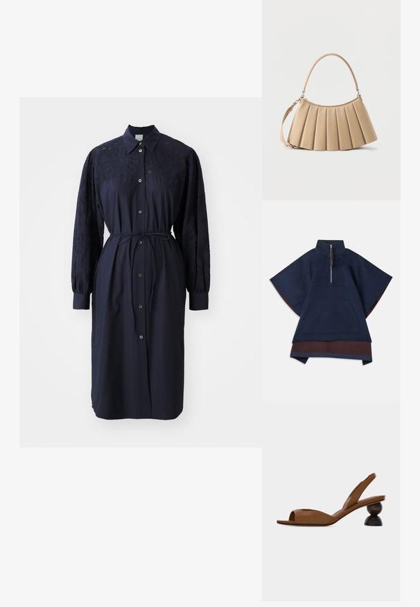 Laivaston fleece-poncho, jossa on korkea kaulus, etuvetoketju ja kaksivärinen muotoilu, jossa on ruskea alaosa ja suuri etutasku.; Tummansininen pitkähihainen mekko, jossa on kauluspaita, nappikiristys edessä ja teksturoitu brodeerattu kangas hihoissa, sekä vyötärölle sidottava nauha.; Ruskea avonainen varvastossu slingback-sandaali erottuvalla pyöreällä, kaksiosaisella puisella korolla yksinkertaisella vaalealla taustalla.; Beige taitettu olkalaukku pyöreällä yläkahvalla ja irrotettavalla hihnalla, valmistettu sileästä nahasta, jossa hienovarainen logodetail lähellä pohjaa.