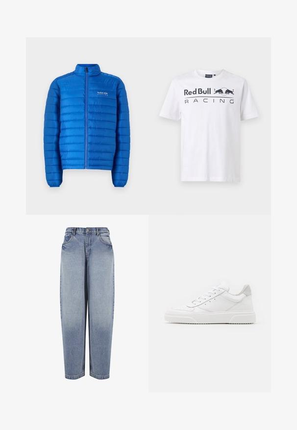 Blå, polstret jakke med horisontalt quiltet mønster, høj krave og fuldlængde lynlås. Har "Red Bull Racing" logo på brystet.; Red Bull Racing x Pepe Jeans TEAM LOGO - T-shirts print - white; Blå high-waisted løstsiddende jeans med forlommer, bæltestropper, knaplukning og falmede detaljer langs benene.; Hvide lædersneakers med en glat finish, rund tå, flade snørebånd og en struktureret sål. Grå ruskindsdetalje ved hælen.