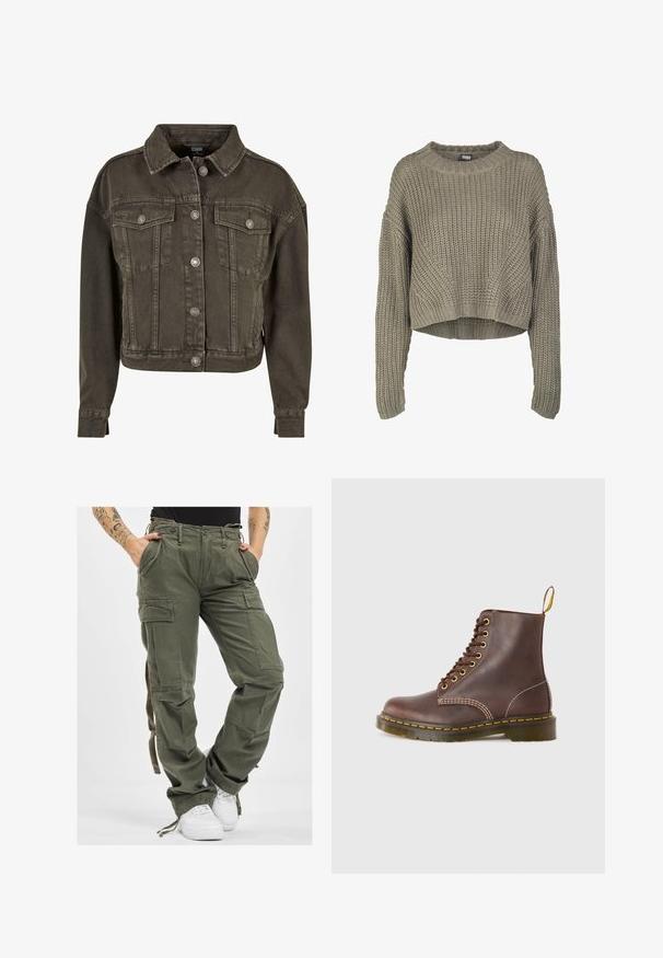 Gekürzte Jeansjacke in Dunkelgrau, mit zwei Brusttaschen, silbernen Knöpfen und einem klassischen Kragen. Weicher, strukturierter Stoff.; Olivgrüner, verkürzter Strickpullover mit strukturiertem Muster, rundem Ausschnitt und langen Ärmeln. Dicke Rippstruktur am Saum und an den Bündchen.; Olivgrüne Cargo-Hosen mit mehreren Taschen, Kordelzugbund und lockerer Passform. Der Stoff hat eine weiche Textur und wirkt robust und langlebig.; Braune Leder-Schnürstiefel mit gelben Nähten, runder Zehenpartie und robuster Gummisohle. Verfügt über eine Zuglasche an der Ferse für einfaches Anziehen.