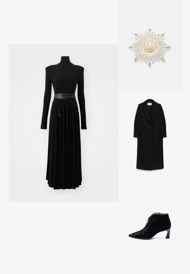 Zwarte lange jas van wol, met een geknipt kraag, dubbelgevoerde ontwerp, klepzakken en knoopmouwen.; Norma Kamali SHOULDER PAD TURTLE FLARED DRESS TO MIDCALF - Jerseyjurk - black; Zwarte suède enkellaars met spitse neus, veters aan de voorkant en een middelhoge, gebogen hak op een witte achtergrond.; Zilveren broche met een zonnestraalontwerp, voorzien van heldere rhinestones en een goudaccentueercentrum met een embleem.
